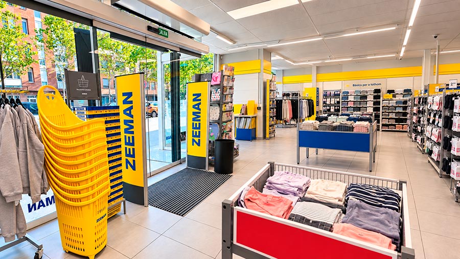 Cesta de gran capacidad utilizada en tienda de ropa