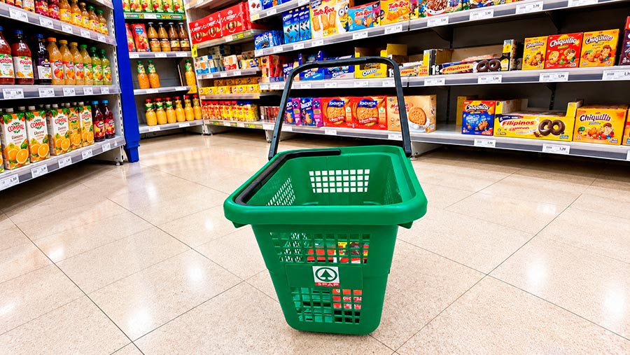 Cliente utilizando cesta en tienda urbana