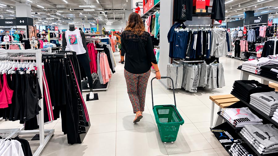 Cesta de gran capacidad en tienda deportiva