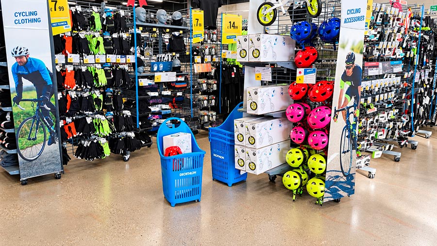 Cesta vertical con ruedas utilizada en tienda de deporte